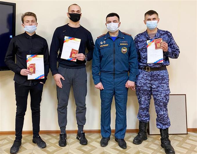 Офицер Росгвардии из Ростовской области отмечен благодарностью за спасение людей на пожаре
