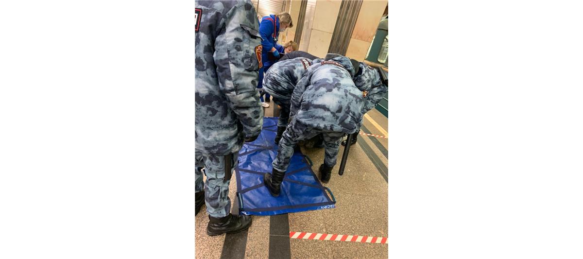 Столичные росгвардейцы оказали помощь человеку, которому стало плохо на платформе станции метрополитена