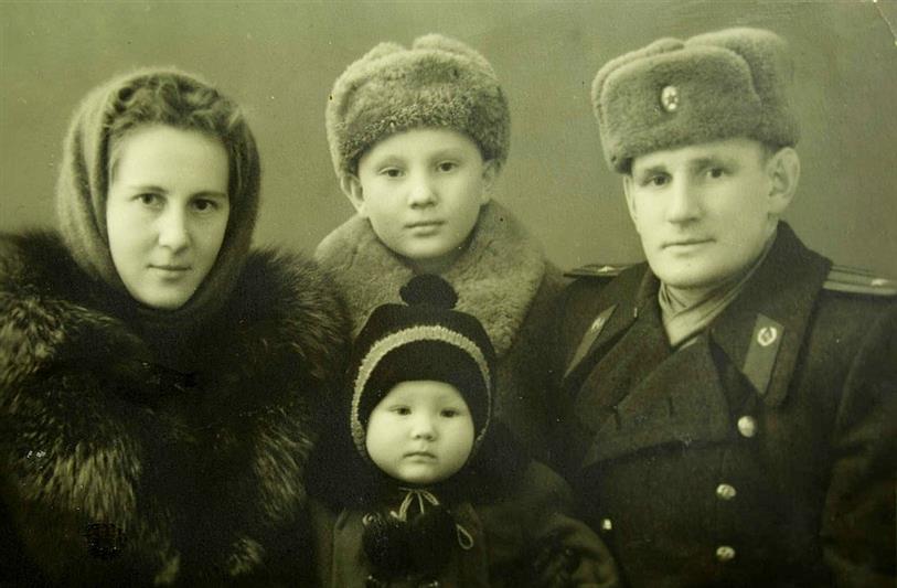 В Севастополе росгвардейцы поздравили дочь легендарного комбата Победы с Новым годом и Рождеством