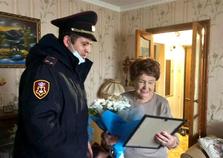 В Севастополе сотрудники Росгвардии навестили жительницу блокадного Ленинграда