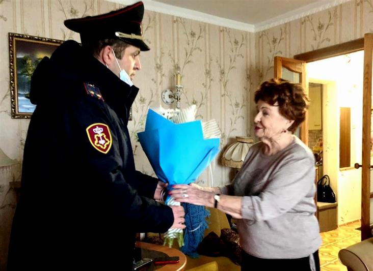 В Севастополе сотрудники Росгвардии навестили жительницу блокадного Ленинграда