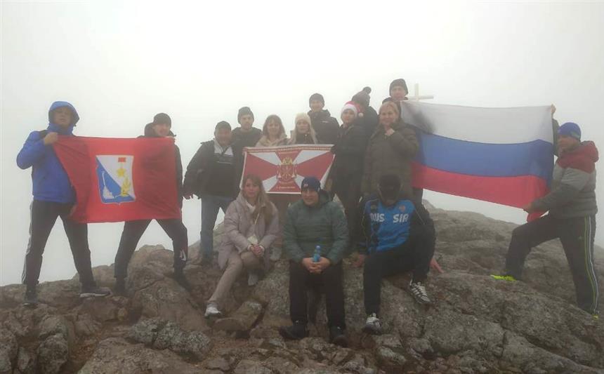 Военнослужащие севастопольского полка Росгвардии водрузили флаг ведомства на горе Ильяс-Кая
