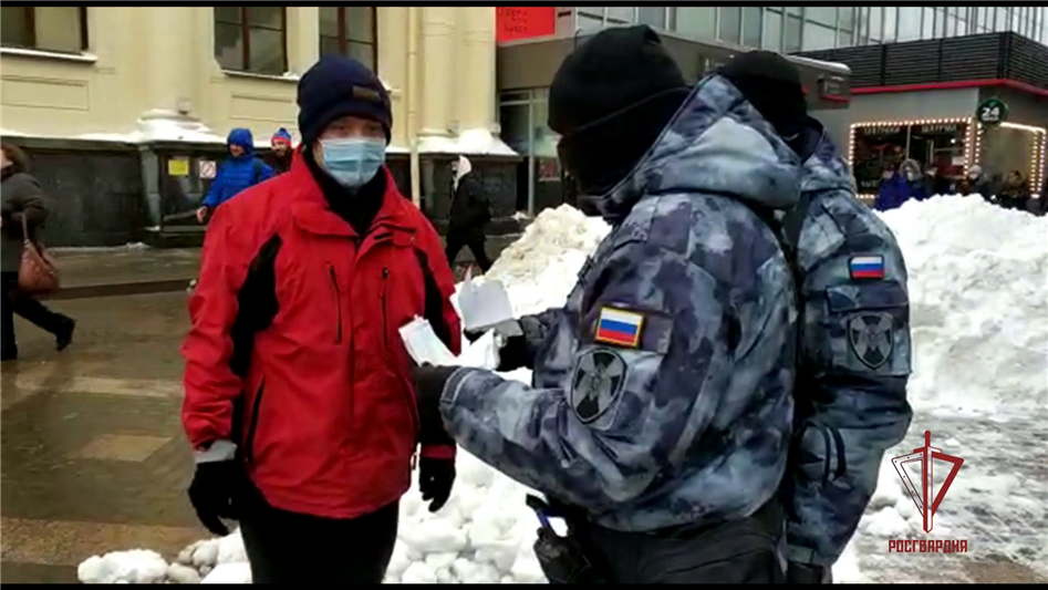 В Москве сотрудники ОМОН на транспорте помогли жителю Санкт-Петербурга вернуться домой (видео)