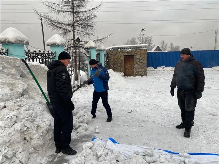 Сотрудники ОМОН Росгвардии в Туве помогли очистить снег у церкви в канун Крещения Господня