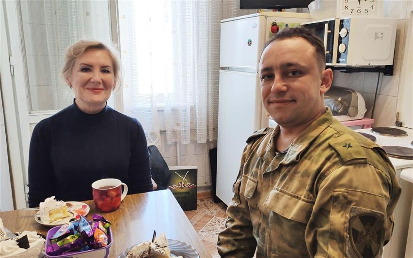 В Севастополе росгвардейцы поздравили дочь легендарного комбата Победы с Новым годом и Рождеством