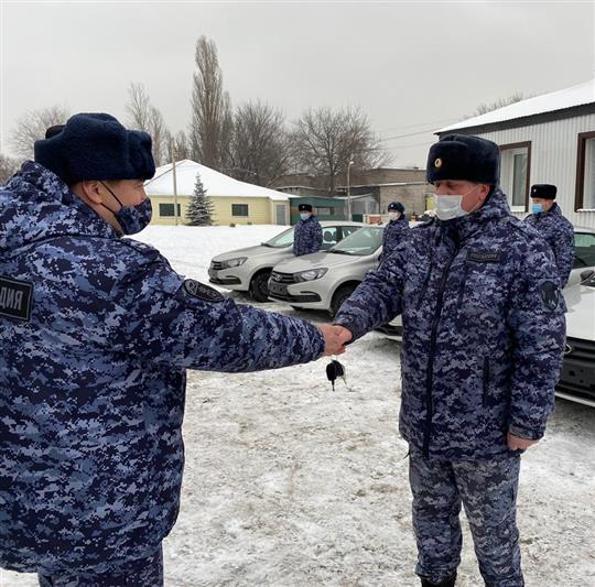 В Липецке сотрудникам вневедомственной охраны Росгвардии вручили ключи от новых патрульных автомобилей