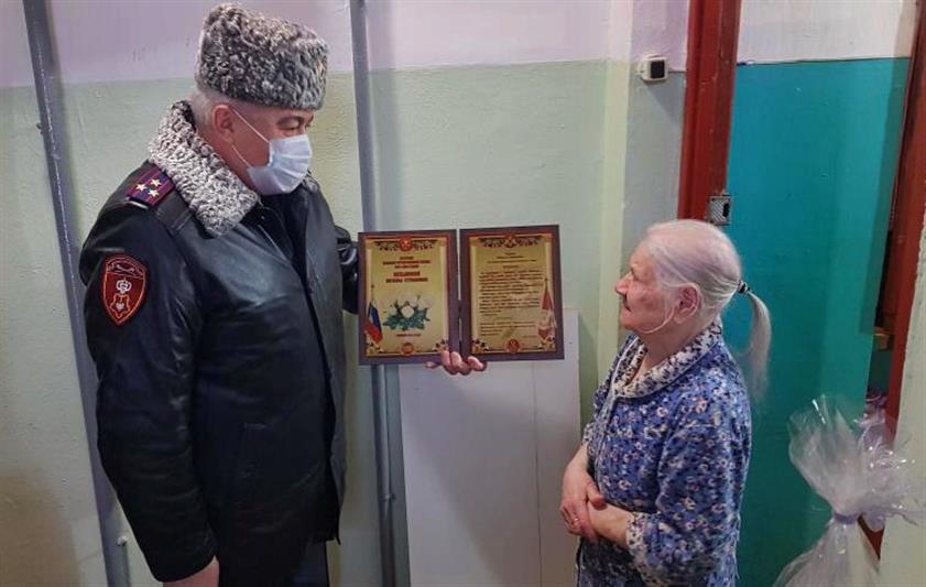 В Москве сотрудники Росгвардии поздравили труженицу тыла со 100-летним юбилеем
