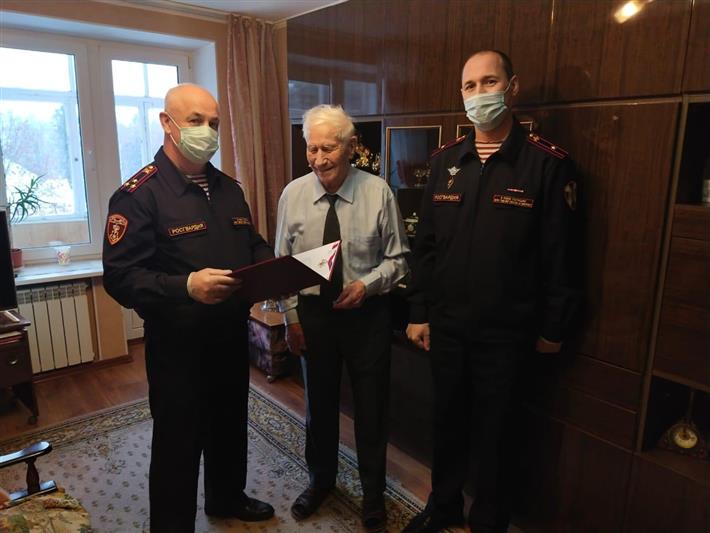 Московские росгвардейцы поздравили ветерана Великой Отечественной войны с 96-летием