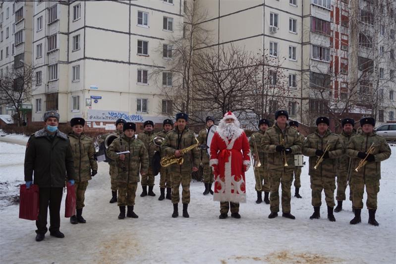 В Липецке сотрудники и военнослужащие Росгвардии поздравили ветерана Великой Отечественной войны с Новым годом