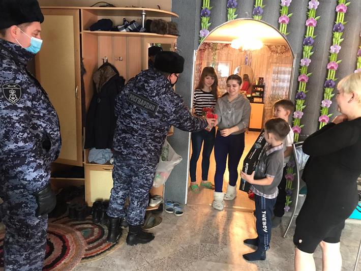 В Свердловской области росгвардейцы исполнили мечту семилетнего мальчика из многодетной семьи