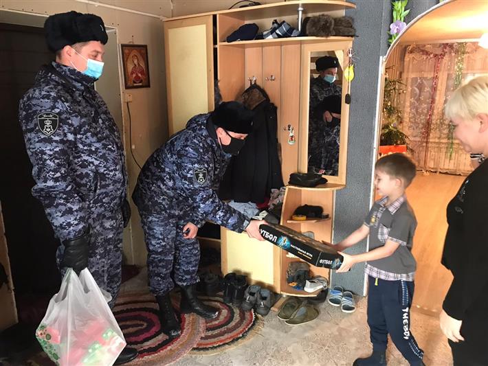 В Свердловской области росгвардейцы исполнили мечту семилетнего мальчика из многодетной семьи