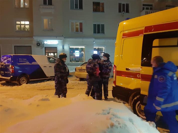 В Казани войсковой наряд Росгвардии помог гражданину, которому грозило обморожение