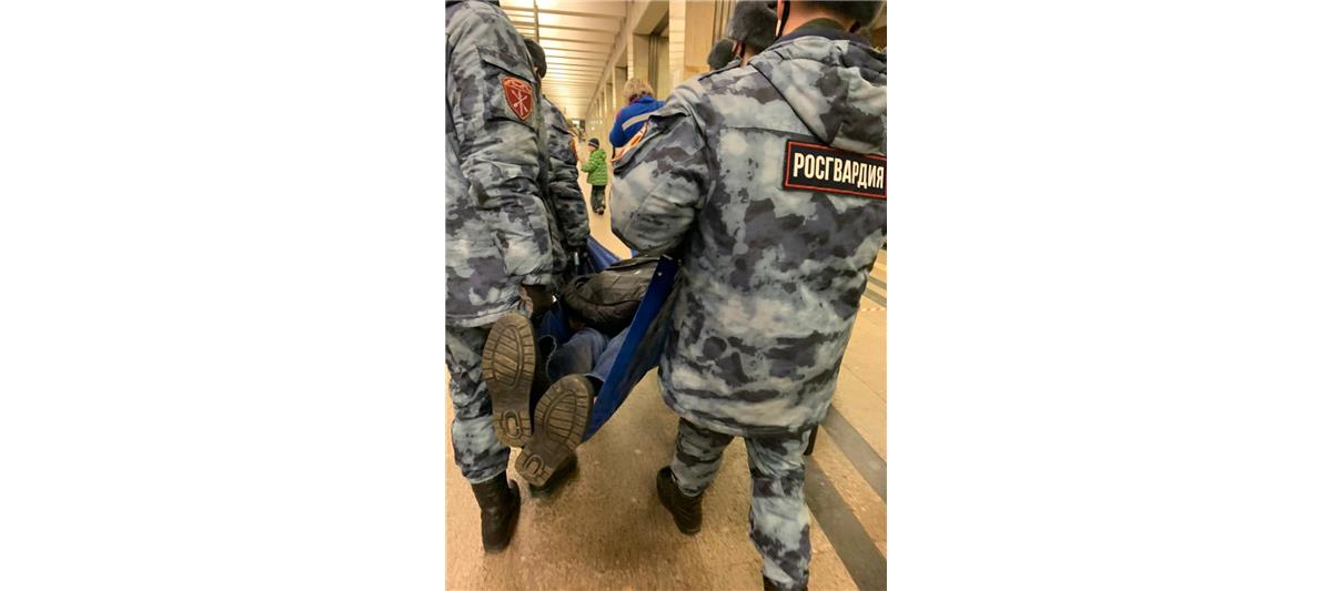 Столичные росгвардейцы оказали помощь человеку, которому стало плохо на платформе станции метрополитена