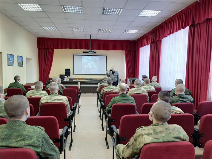 Военнослужащие Росгвардии познакомились с творчеством новосибирского художника-фронтовика 