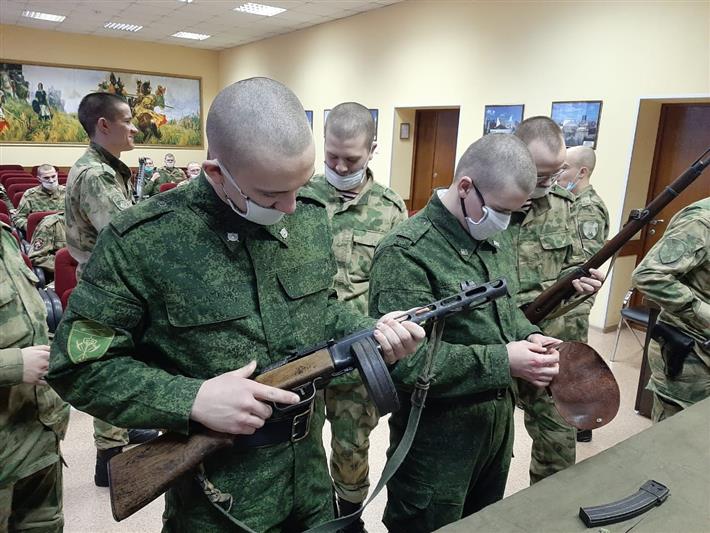 Военнослужащие Росгвардии познакомились с творчеством новосибирского художника-фронтовика 