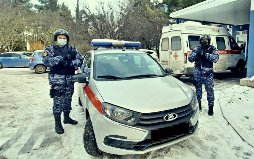 В Ялте росгвардейцы оказали помощь медицинским работникам «скорой помощи»