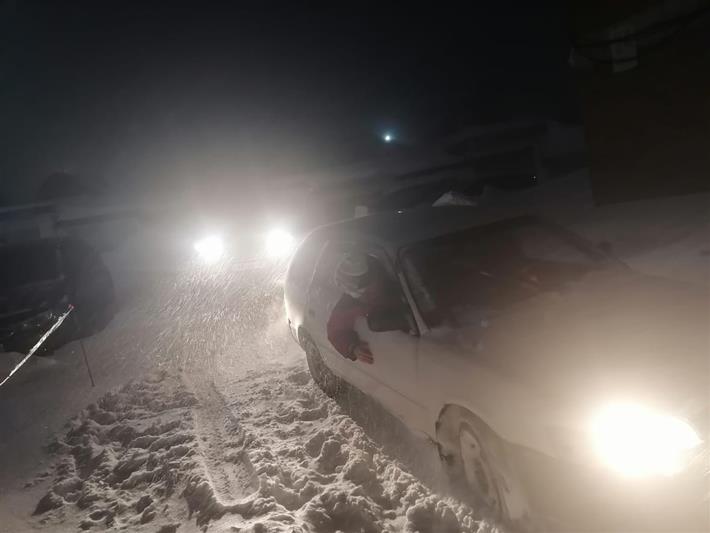 В Кузбассе росгвардейцы пришли на помощь гражданам, оказавшимся в сложных дорожных ситуациях
