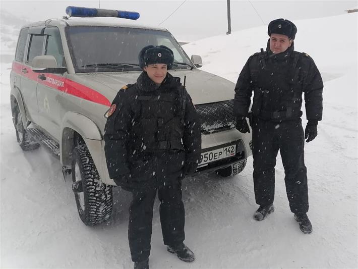 В Кузбассе росгвардейцы  пришли на помощь гражданам, оказавшимся  в сложных дорожных ситуациях