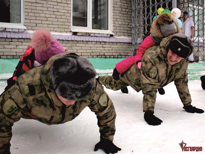 Военнослужащие северского соединения Росгвардии провели весёлые старты в детском саду города Северск