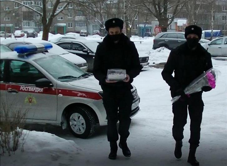 В Ярославской области росгвардейцы навестили пенсионерку, которую спасли от обморожения