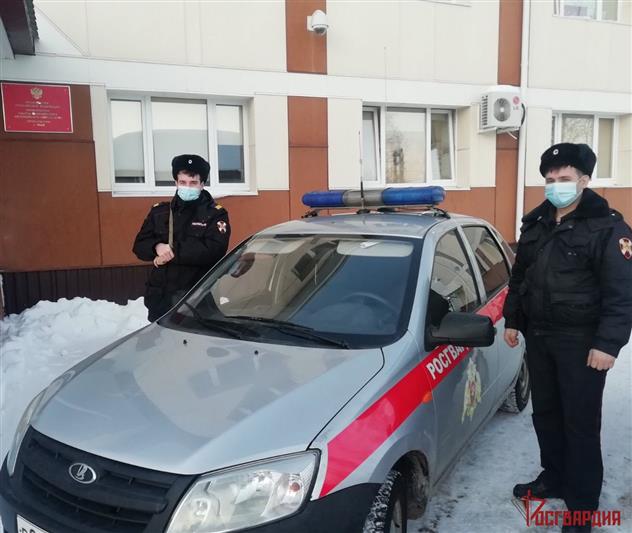 В Югре сотрудники Росгвардии спасли пожилую горожанку на пожаре
