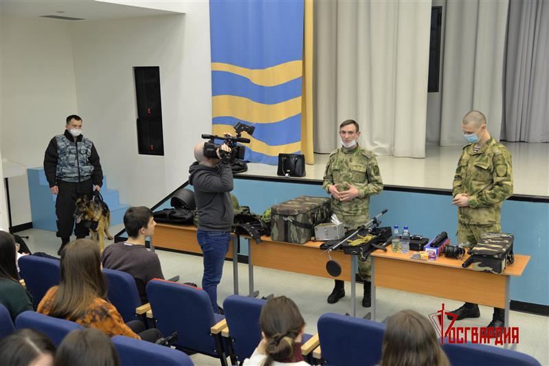 На Ямале в рамках знакомства с профессиями росгвардейцы  рассказали подшефным школьникам об инженерной службе  ведомства