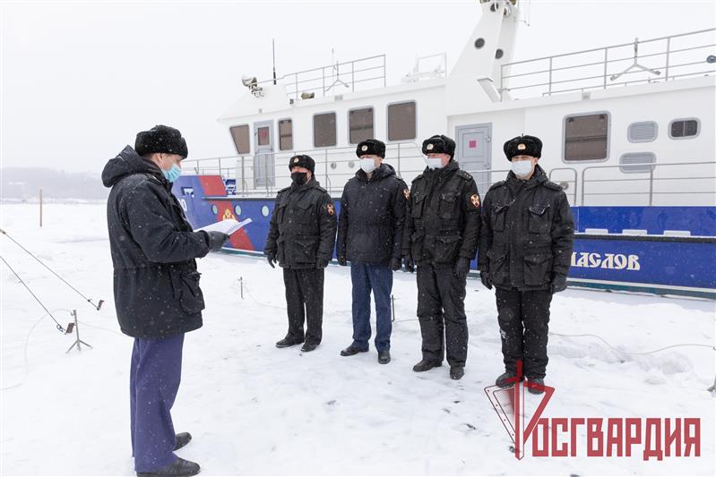 В Хабаровске прошли тренировочные спуски водолазов Росгвардии в зимних условиях