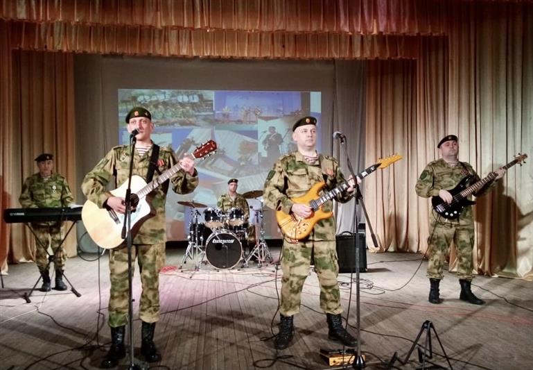 Военный ансамбль Росгвардии провел праздничный концерт для ветеранов в Любинском районе Омской области