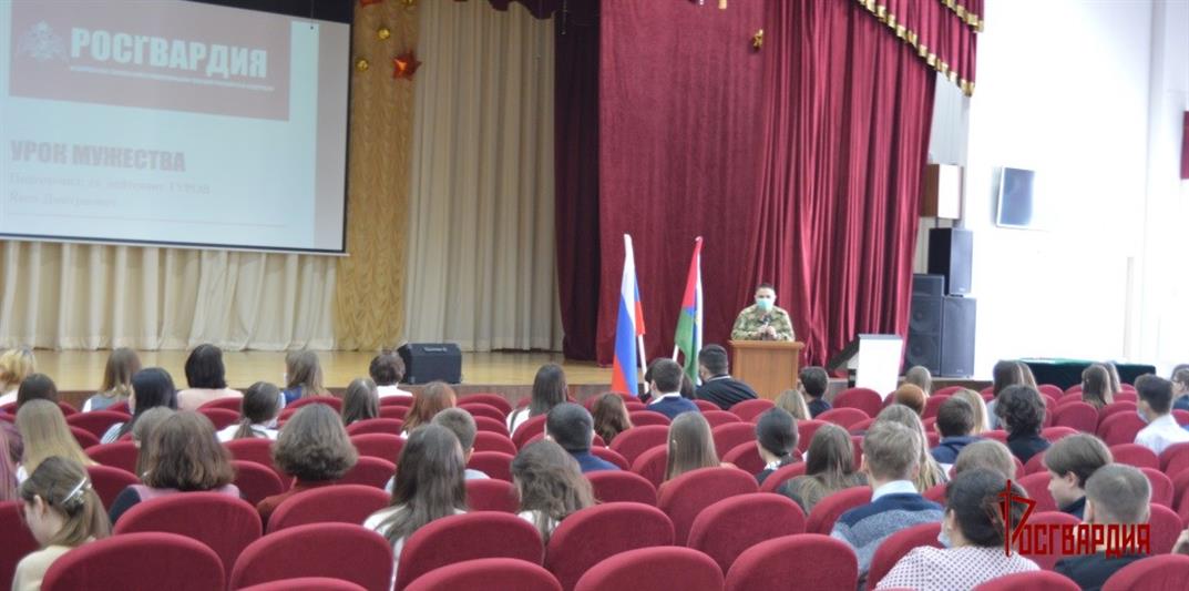 Военнослужащие и сотрудники Уральского округа Росгвардии присоединились к всероссийской акции «Неделя мужества»