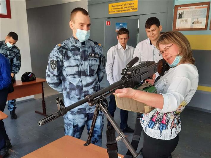 В Кузбассе омоновцы провели в школе, в которой учился их погибший товарищ, урок мужества