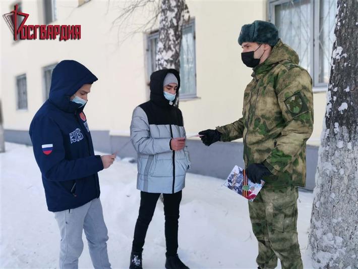 В честь годовщины Победы в Сталинградской битве военнослужащие Росгвардии провели в Ангарске патриотическую акцию 