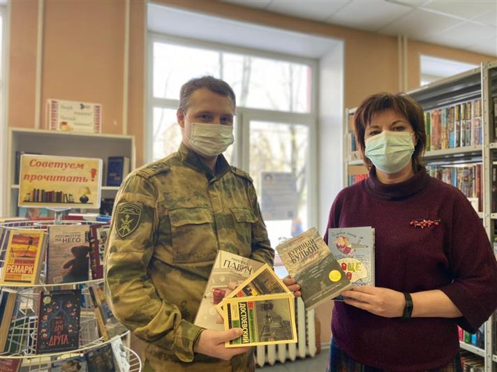 Росгвардеец присоединился к акции «Дарите книги с любовью» в Республике Карелия