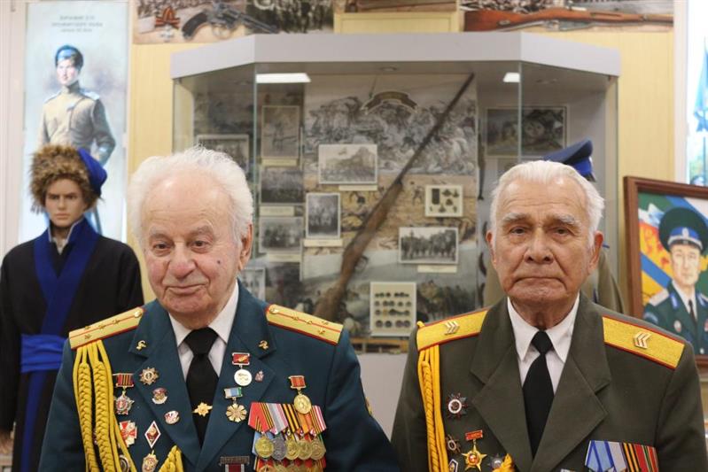 Екатеринбургские кадеты Росгвардии и военнослужащие калиновского соединения встретились с ветеранами Великой Отечественной войны