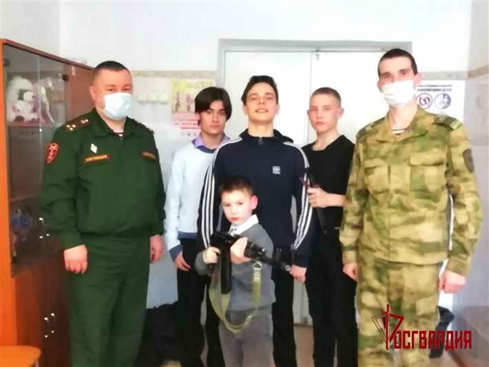 Военнослужащие и сотрудники Уральского округа Росгвардии присоединились к всероссийской акции «Неделя мужества»