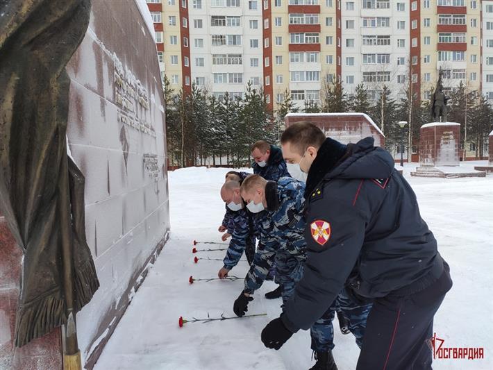 В городах Уральского округа росгвардейцы почтили память павших воинов-интернационалистов