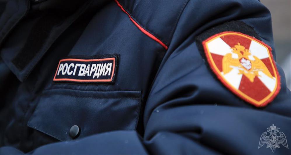 Росгвардейцы задержали нетрезвого мужчину, пытавшегося проникнуть в детский сад в Вологде 