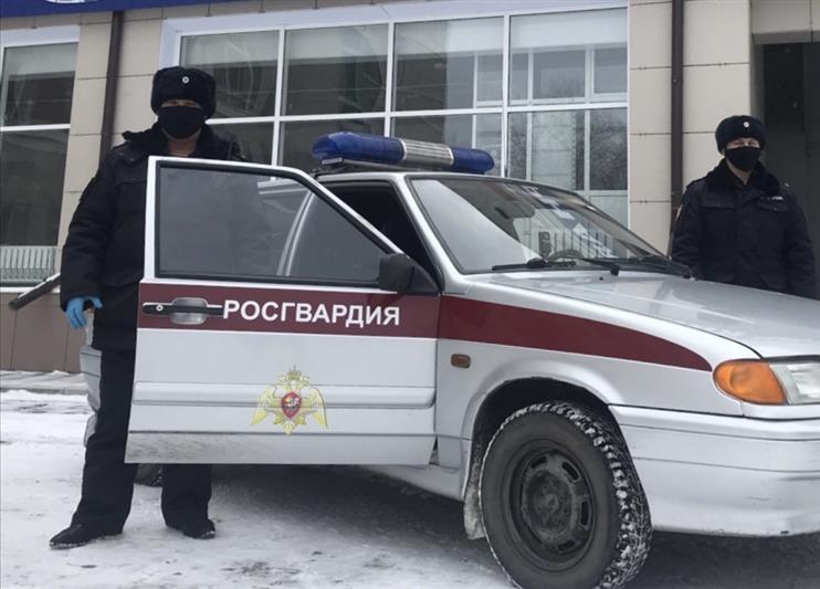 В Омске сотрудники Росгвардии пришли на помощь медицинским бригадам