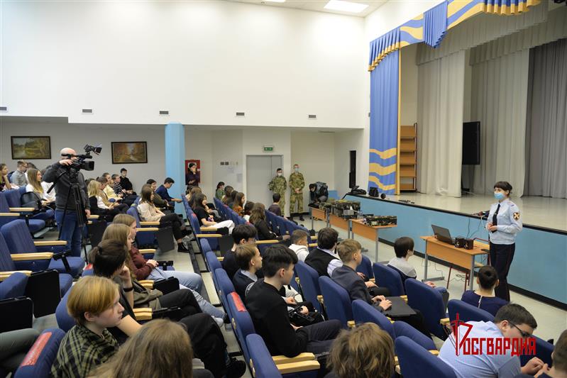 На Ямале в рамках знакомства с профессиями росгвардейцы  рассказали подшефным школьникам об инженерной службе  ведомства