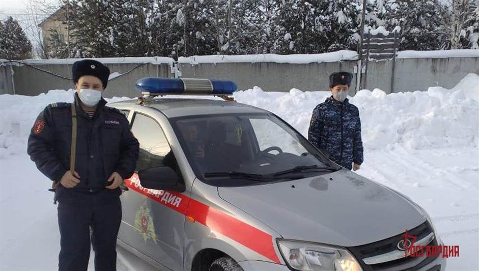В Югре сотрудники Росгвардии спасли ребенка, провалившегося в канализационный колодец