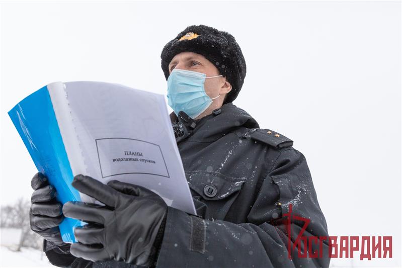 В Хабаровске прошли тренировочные спуски водолазов Росгвардии в зимних условиях