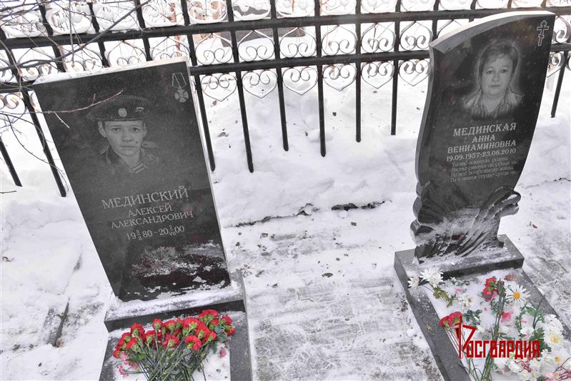 На Ямале росгвардейцы приняли участие в облагораживании мест захоронения погибших военнослужащих