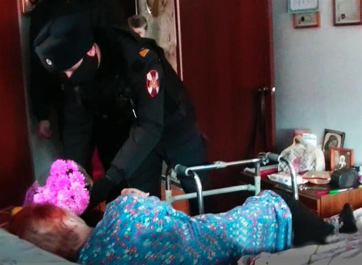 В Ярославской области росгвардейцы навестили пенсионерку, которую спасли от обморожения