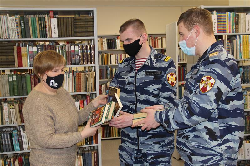 В Республике Карелия росгвардейцы приняли участие в общероссийской акции «Дарите книги с любовью»