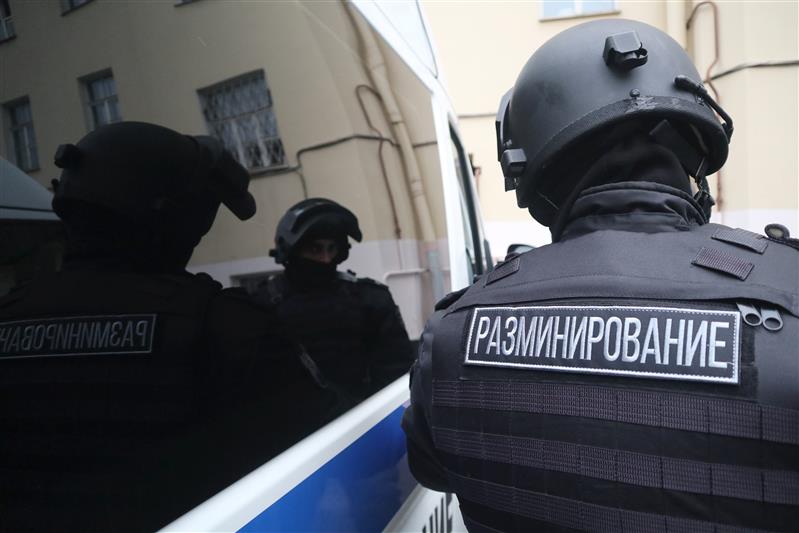В Санкт-Петербурге сотрудники ОМОН обследовали подозрительные предметы, обнаруженные в квартире 