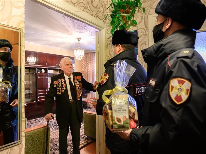 Сотрудники Росгвардии в Хакасии поздравили ветерана Великой Отечественной войны Льва Яроша с 95-летним юбилеем (видео)