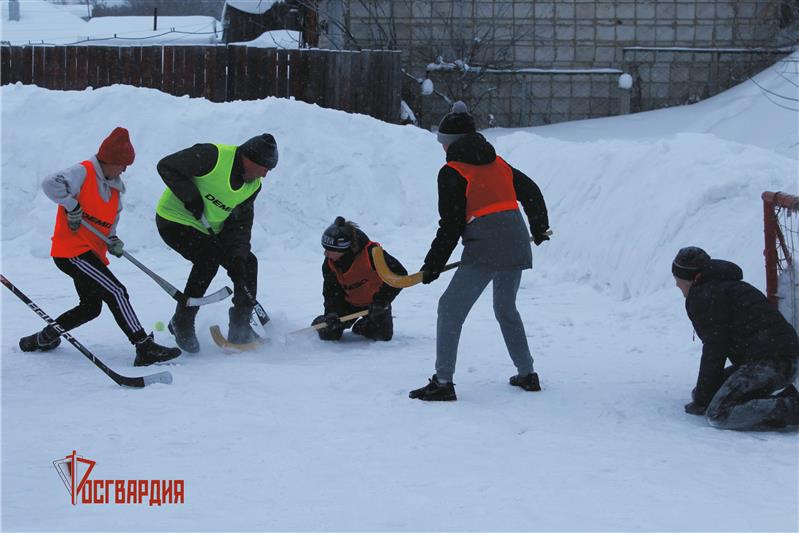 Военнослужащие в Зеленогорске сыграли в хоккей с воспитанниками детского дома 