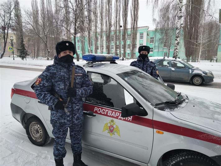 В Башкирии росгвардейцы вывели граждан из подъезда с горящей квартирой