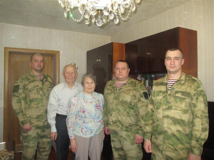  Военнослужащие ОДОН им. Ф.Э. Дзержинского поздравили ветерана Великой Отечественной войны с 90-летием