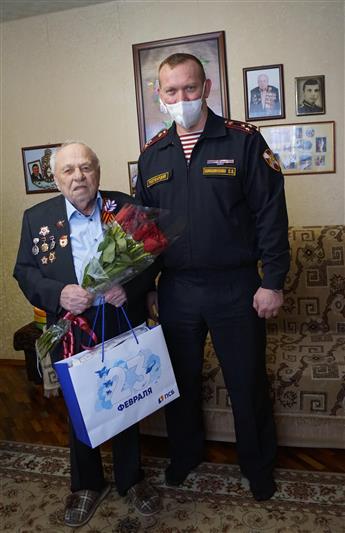 В Липецке начальник Управления Росгвардии полковник полиции Сергей Шишмонин поздравил ветерана Великой Отечественной войны с Днем защитника Отечества