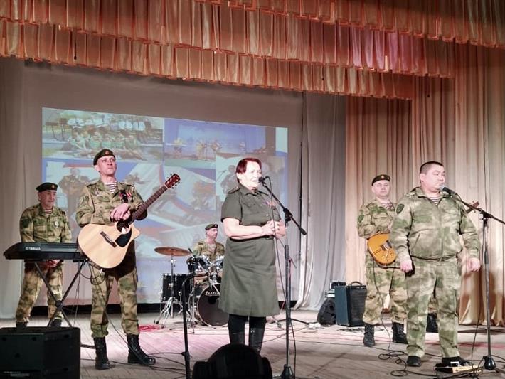 Военный ансамбль Росгвардии провел праздничный концерт для ветеранов в Любинском районе Омской области